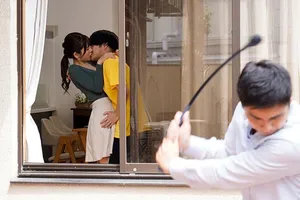 Cô giáo tốt bụng bảo vệ cậu học trò bởi đám đầu gấu