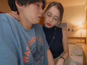 Xoạc má của bạn cùng lớp khi đến chơi nhà