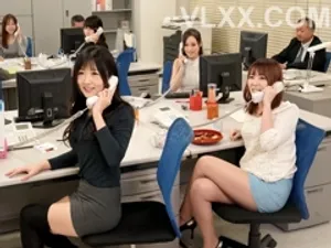 Anh thợ sửa ống nước và nữ chủ nhà xinh đẹp